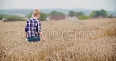 农业女农民用数字平板电脑行走麦田